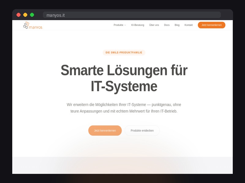 Moderner Arbeitsplatz mit Monitor und warmer Beleuchtung